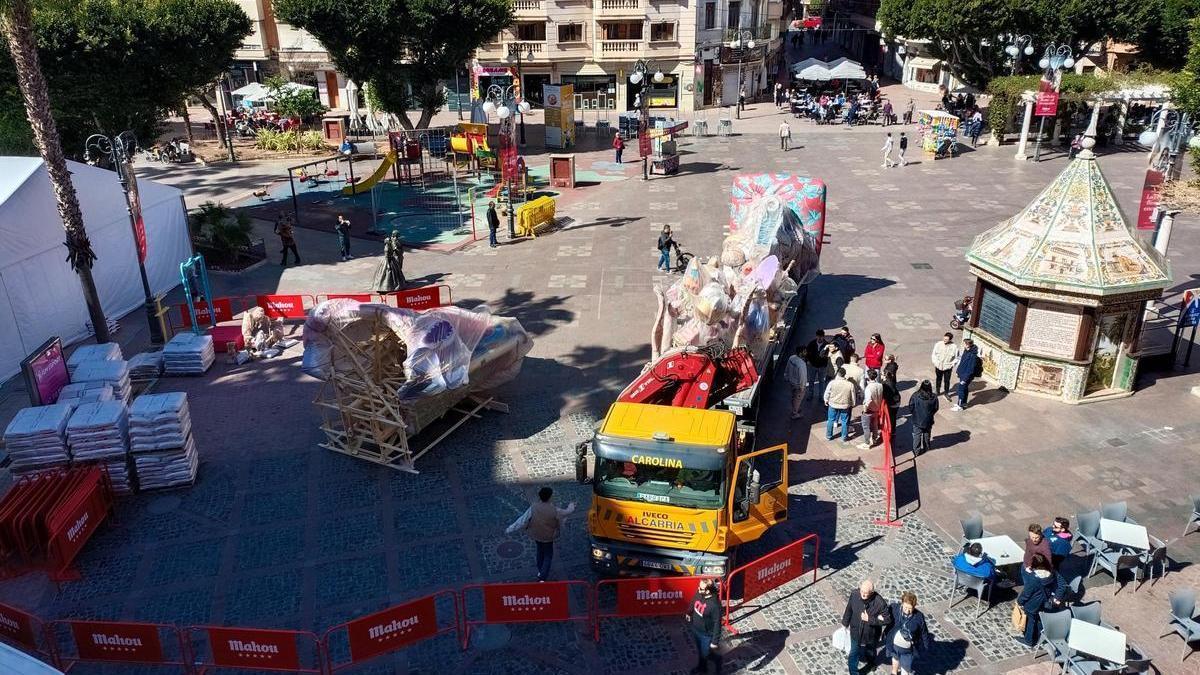 Las primeras piezas de la falla Plaça Major ya están en la calle.