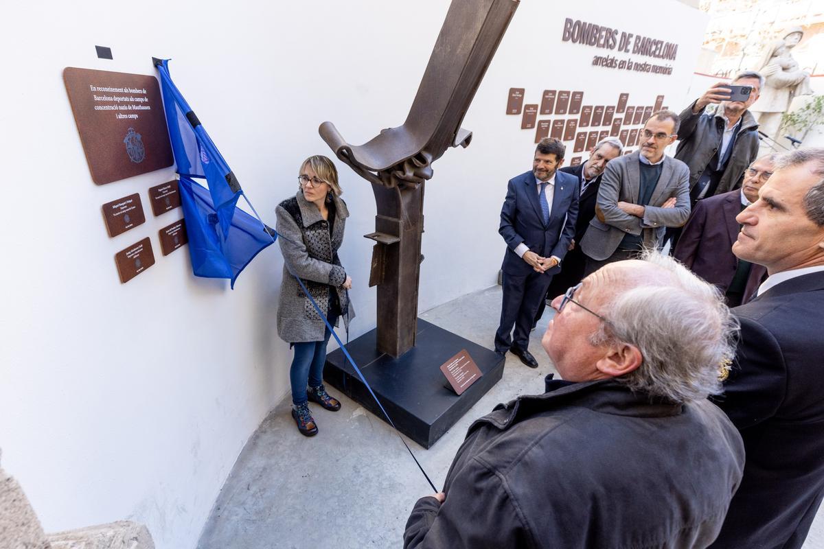 Descubrimiento de las placas que recuerdan a los cuatro bomberos de Barcelona deportados a campos de concentración nazis.