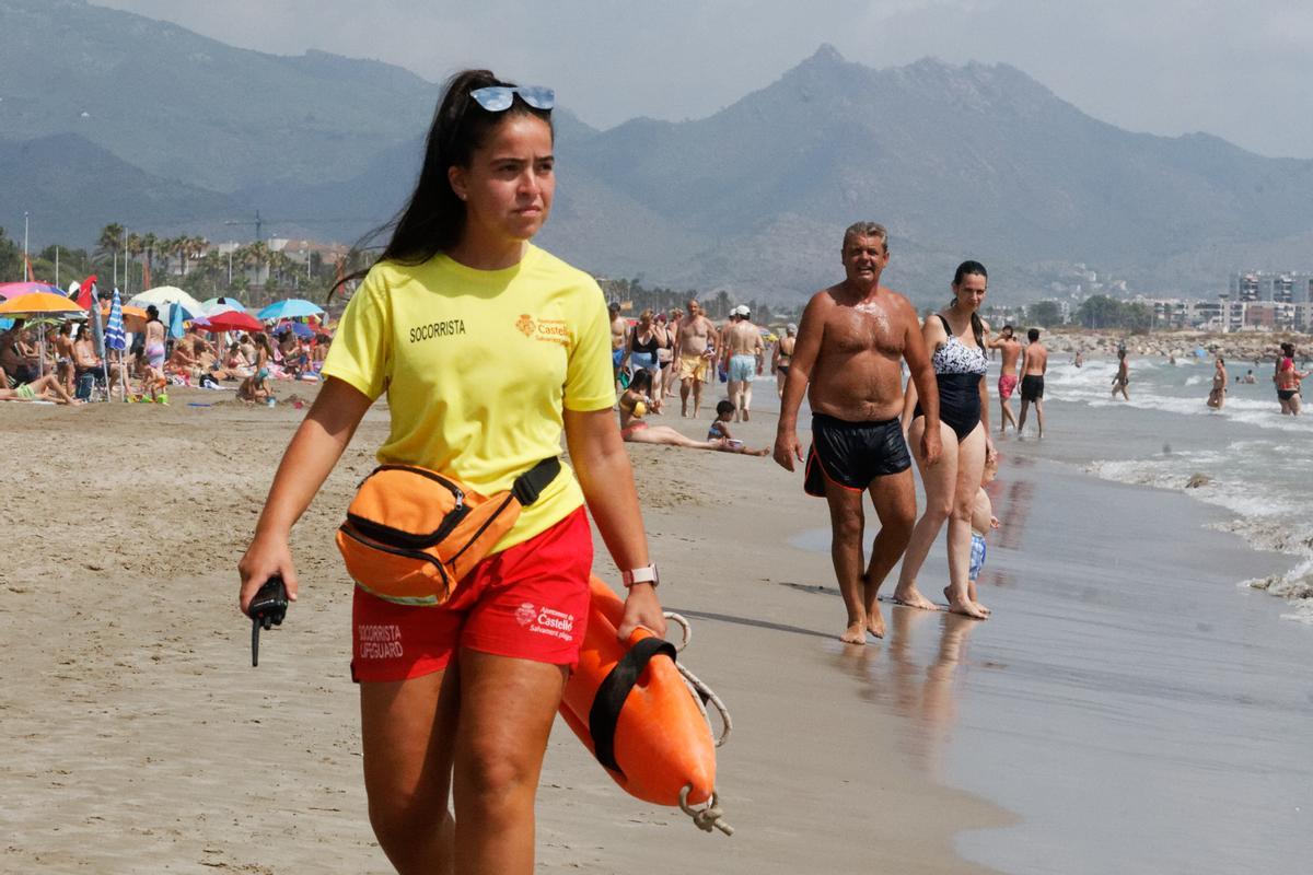 Julia García, de 20 años, lleva tres temporadas como socorrista en la provincia.