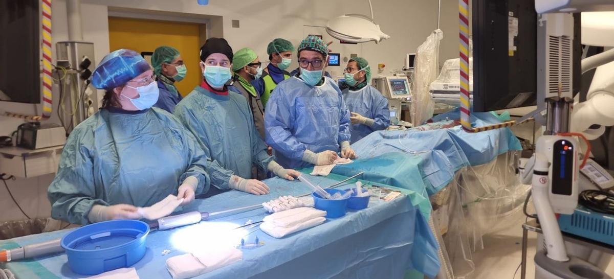 Los cirujanos, en quirófano, en el centro hospitalario coruñés. | L. O.