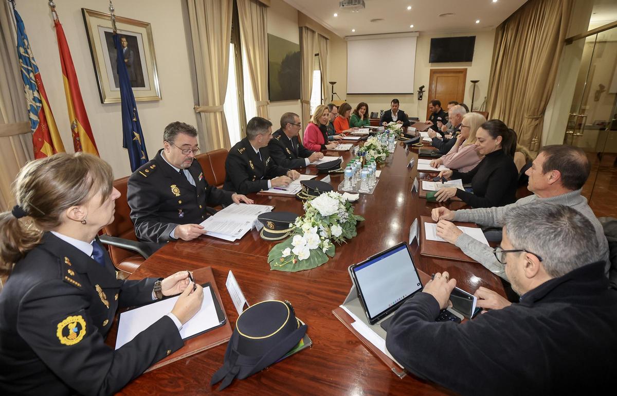 La subdelegada del Gobierno, en la reunión con los cuerpos de seguridad y emergencias antes del Carnaval de Alicante.