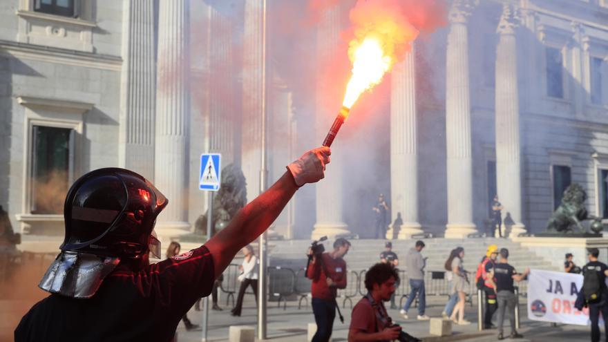 Miles de bomberos se manifiestan en Madrid contra el bloqueo de la ley marco.