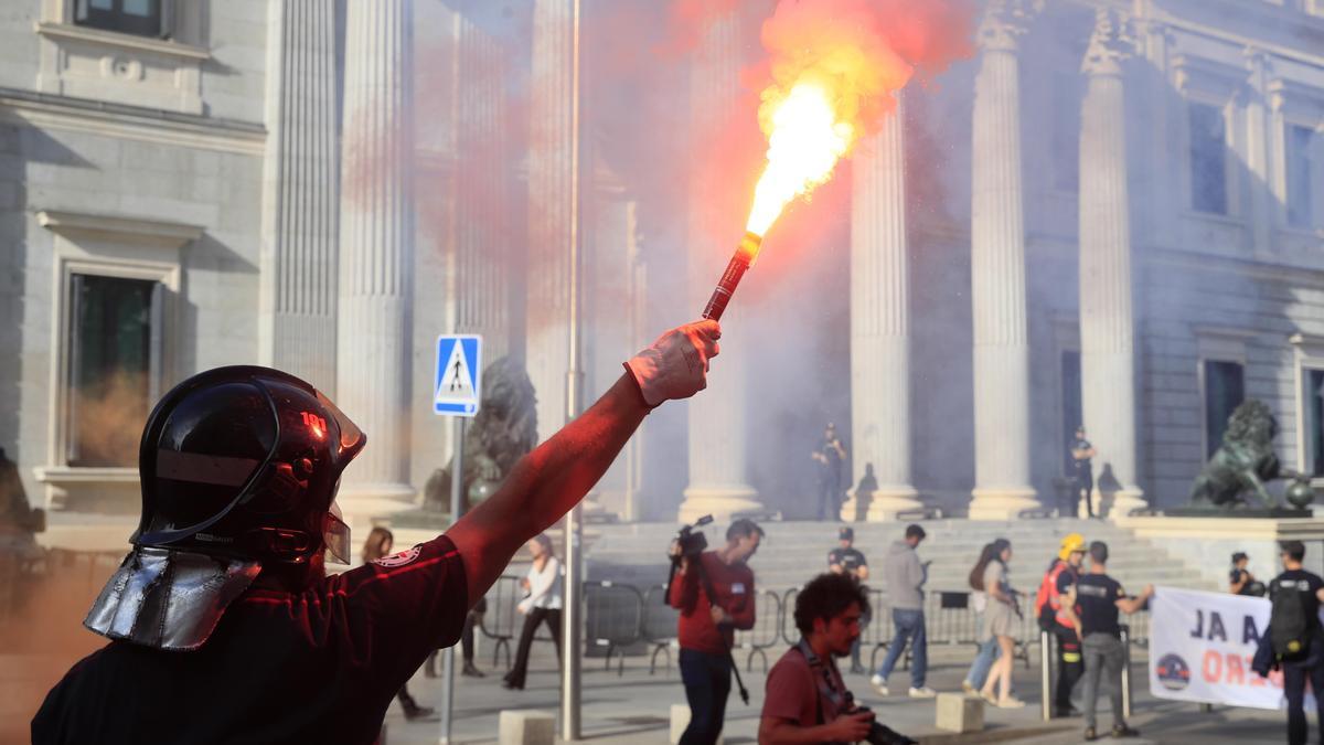 Miles de bomberos se manifiestan en Madrid contra el bloqueo de la ley marco.