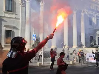 Miles de bomberos se manifiestan en Madrid contra el bloqueo de la ley marco