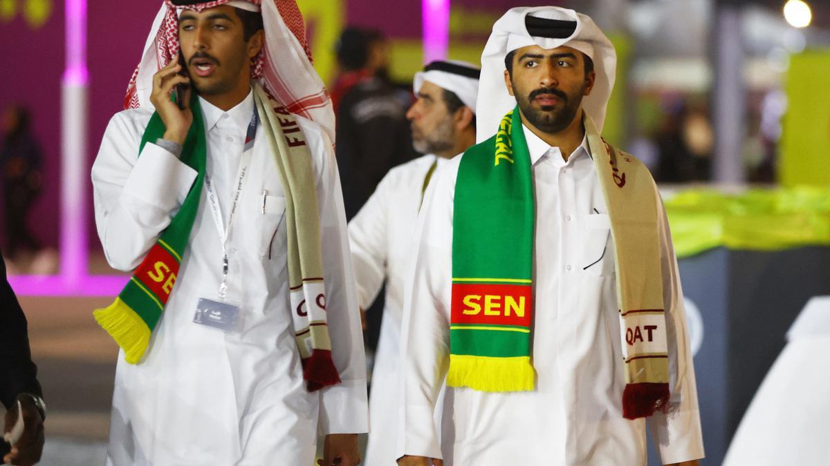 Dos aficionados qataríes, tras la derrota de su selección contra Senegal.
