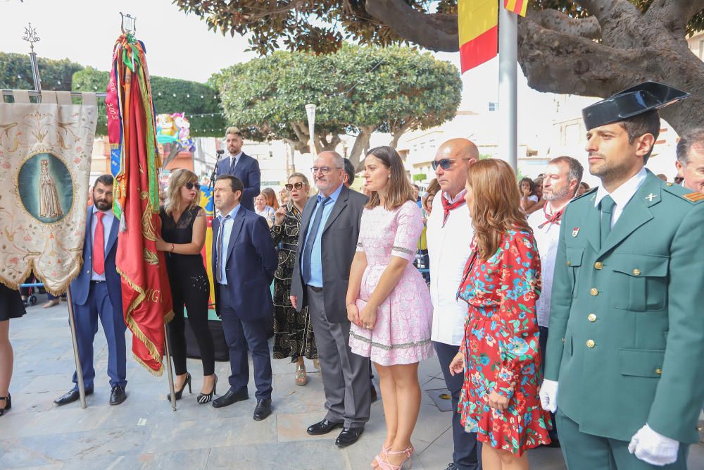 Benejúzar ha acogido el traslado de la patrona desde su santuario y un acto de homenaje a la Señera, en el día de la Comunidad Valenciana