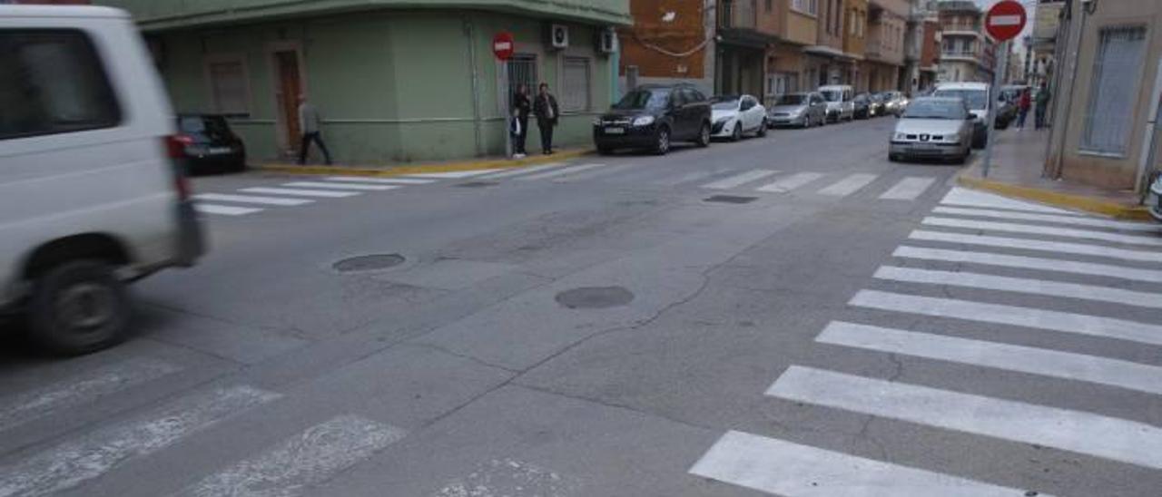 Cruce sin badenes reductores de velocidad, donde se produjo el atropello el lunes en Benifaió.