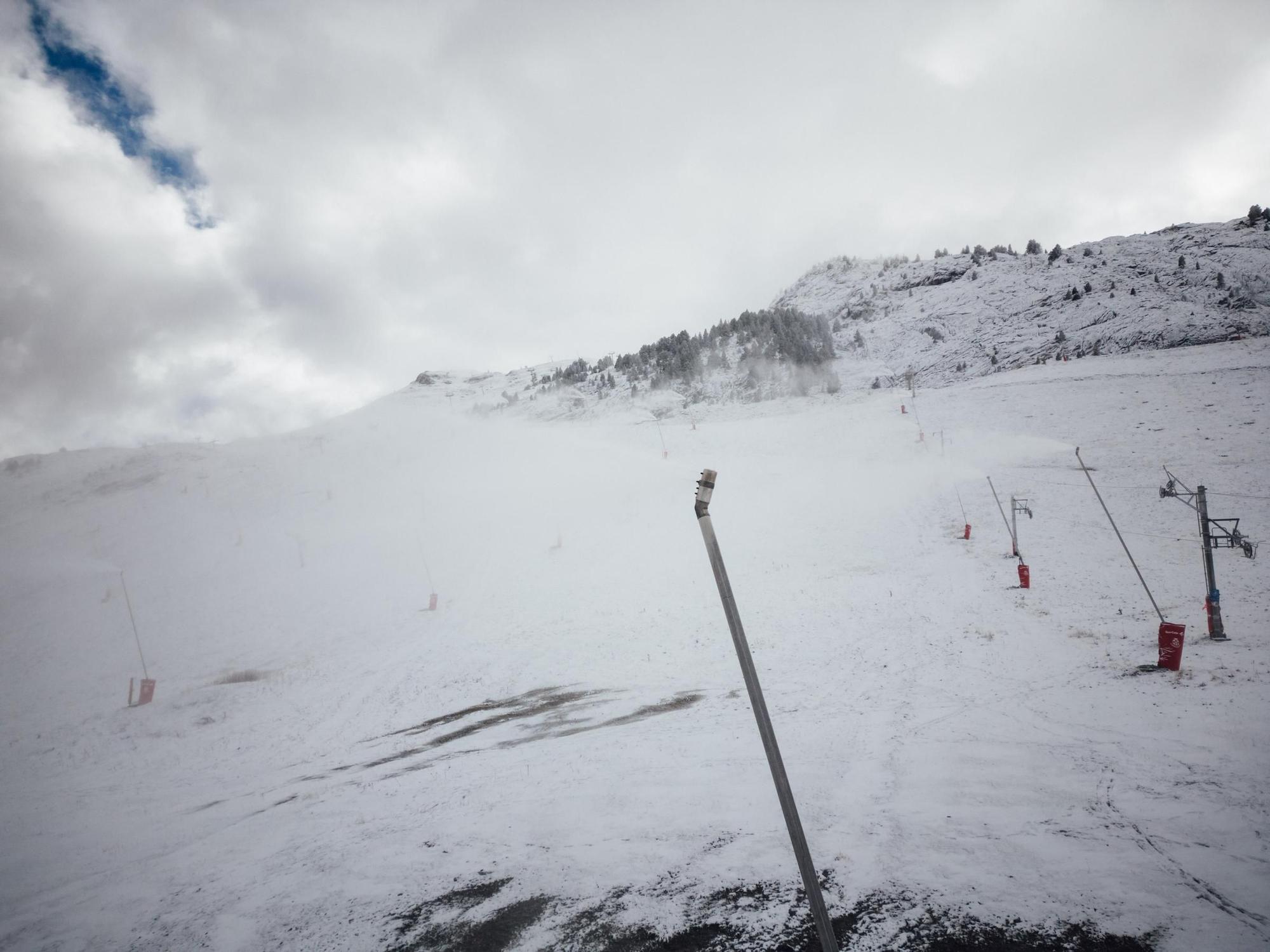 En imágenes | Las estaciones de esquí aragonesas ponen a trabajar los cañones de nieve