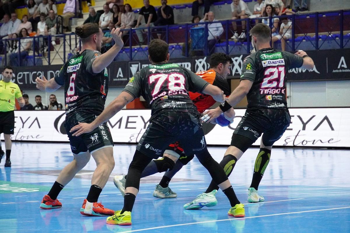 Ramos, Estepa y Sousa defienden a un rival.