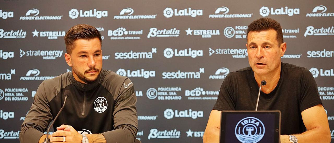 Amadeo Salvo abordó la actualidad de la UD Ibiza tras presentar como futbolista celeste al delantero Miguel Ángel Guerrero. | JUAN A. RIERA