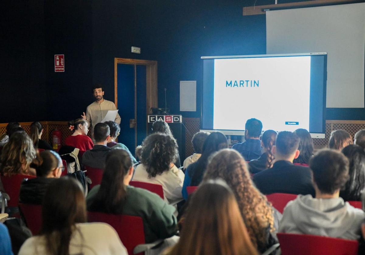 Ángel Martín, durante su charla a alumnos de Diseño de Interiores y Bachillerato. | Miguel Ángel Lorenzo