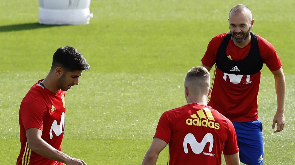 Marco Asensio (izquierda) y Andrés Iniesta durante un entrenamiento de la selección española
