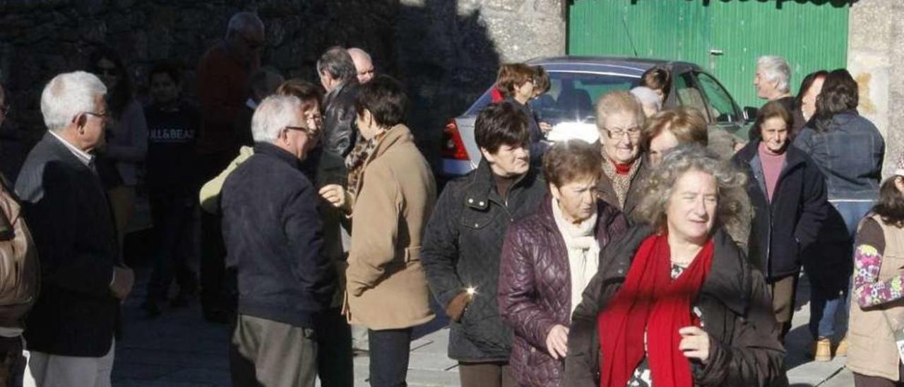 Feligreses a la salida de misa en Domaio este domingo.