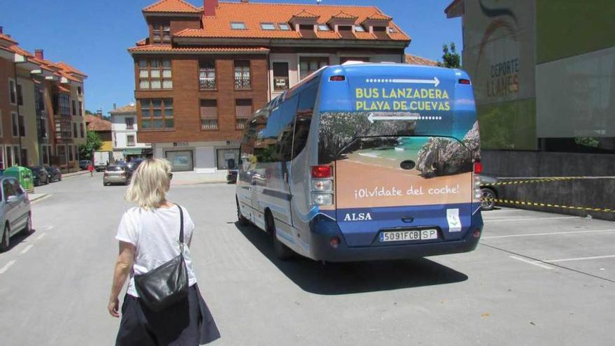 El autobús lanzadera de Nueva a Cuevas del Mar, en julio.