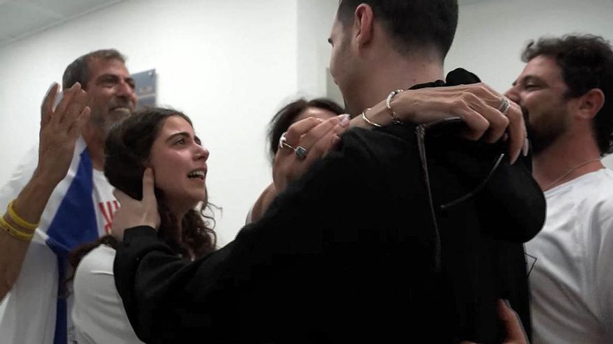 Eitan Mor y Guy Gilboa-Dalal, dos rehenes israelís liberados por Hamás, se reencuentran con sus familias