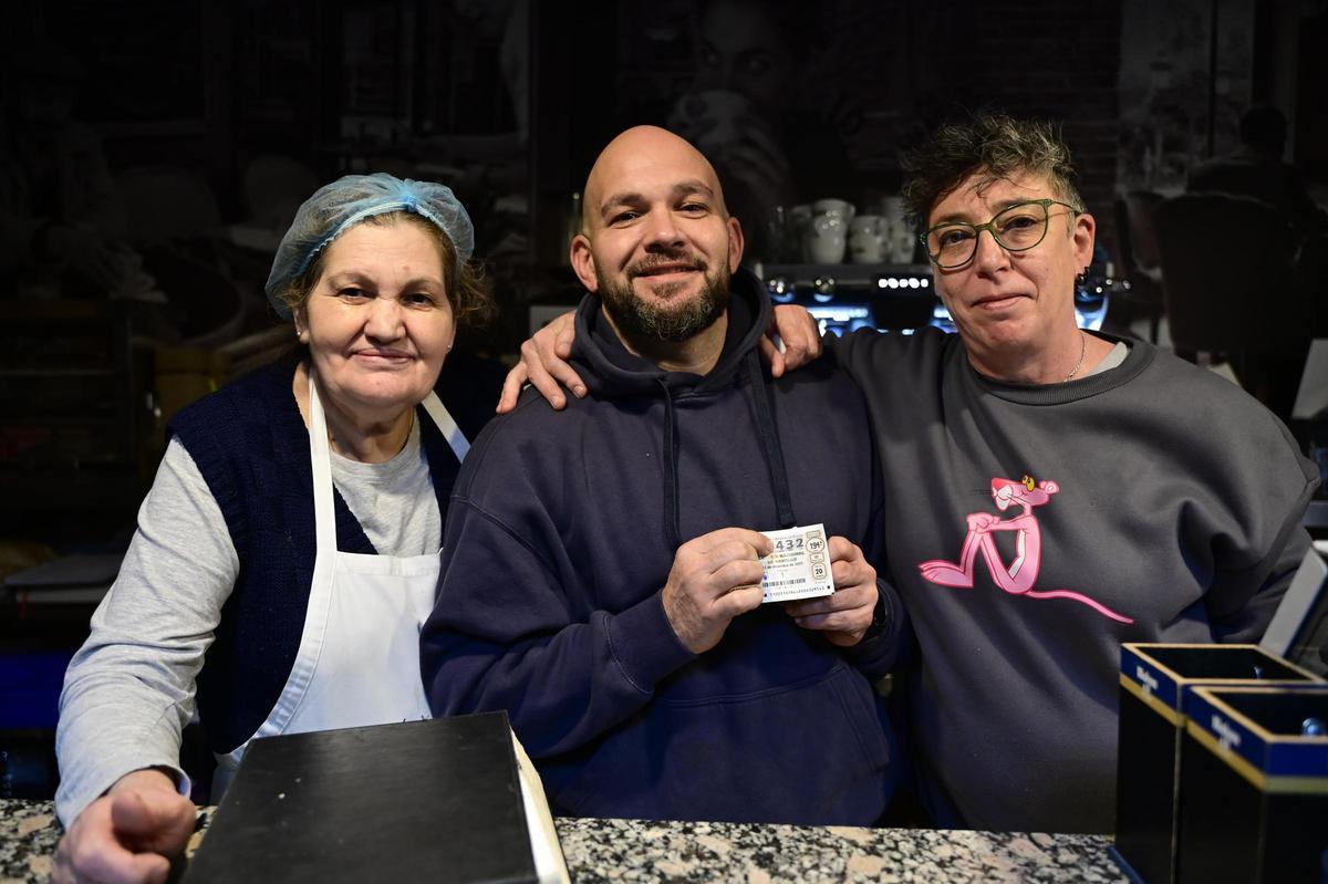 Los responsables del bar En Ca Rosi, junto a uno de los décimos agraciados.