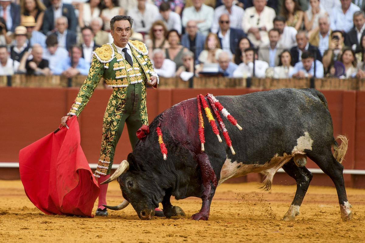 SEVILLA (ESPAÑA), 25/04/2026.- El diestro Manuel Jesús “El Cid” con su segundo toro en el decimoquinto festejo de abono de la Feria de Abril de Sevilla, este sábado en la Real Maestranza. EFE/ Raúl Caro.