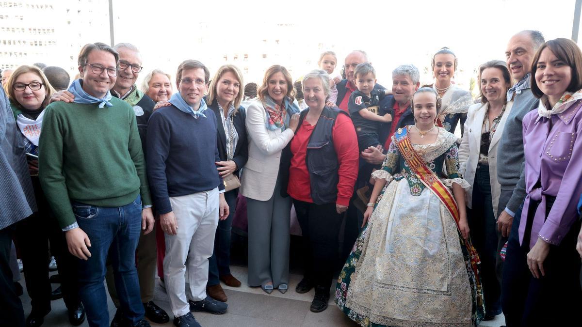 Almeida, Camarero y Catalá, a un lado y Gamarra, Valderrama y Morant, al otro, ayer, en el balcón fallero.