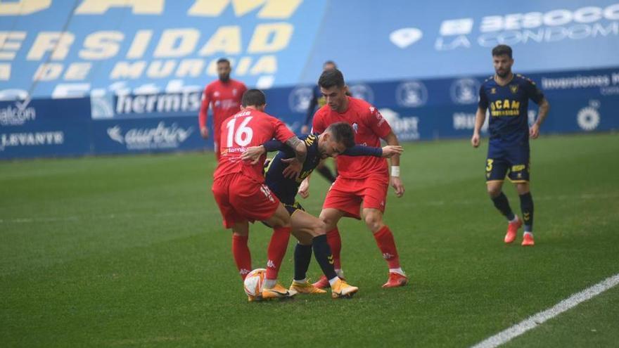 Liberto Beltrán aguanta el esférico en el partido ante el Alcoyano