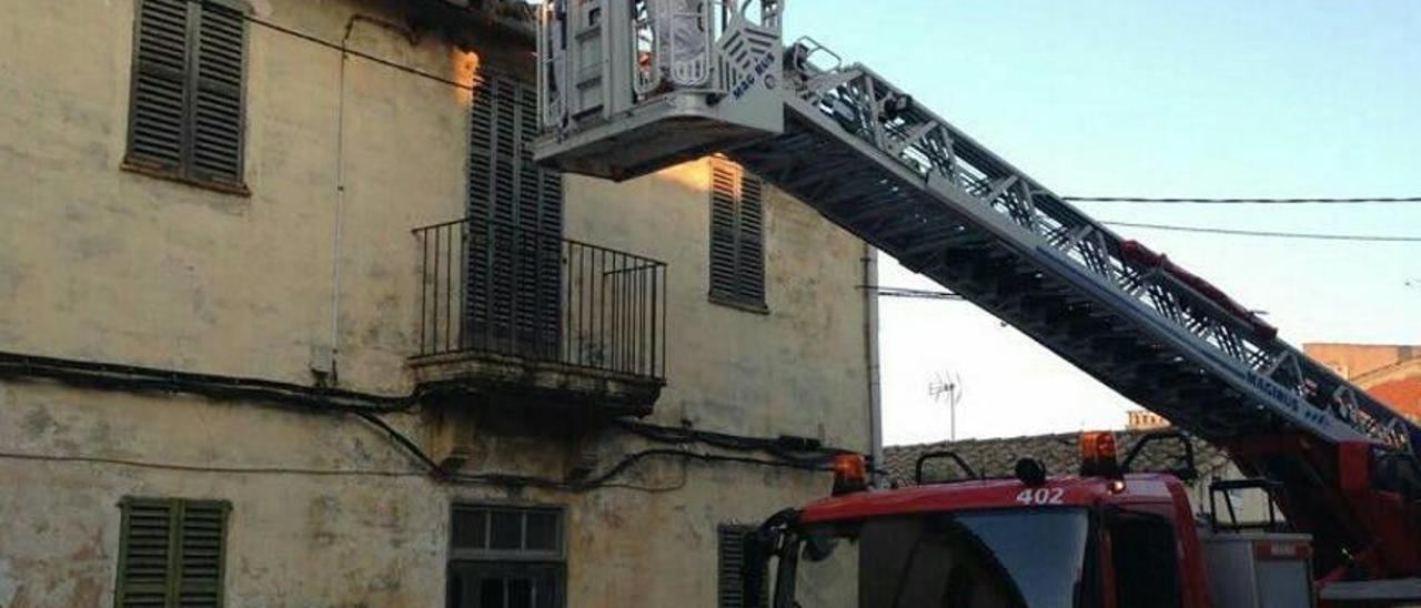 Dos bomberos con trajes de apicultor retiran un enjambre en el Pont d&#039;Inca.