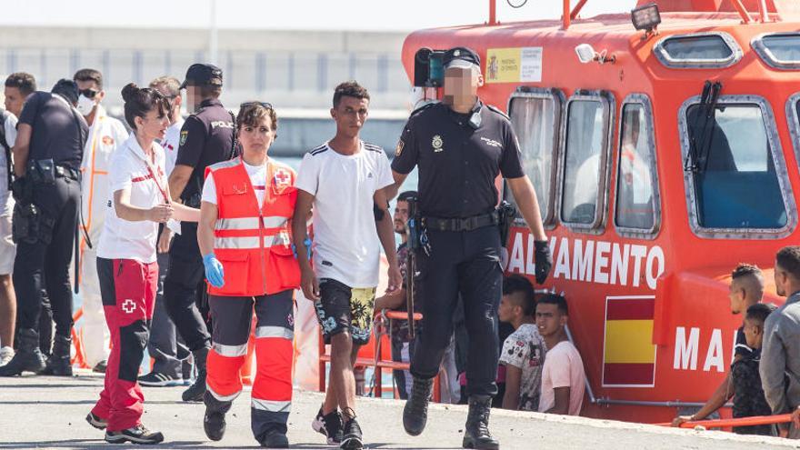 Un joven rescatado de una patera en septiembre cerca de Alicante.