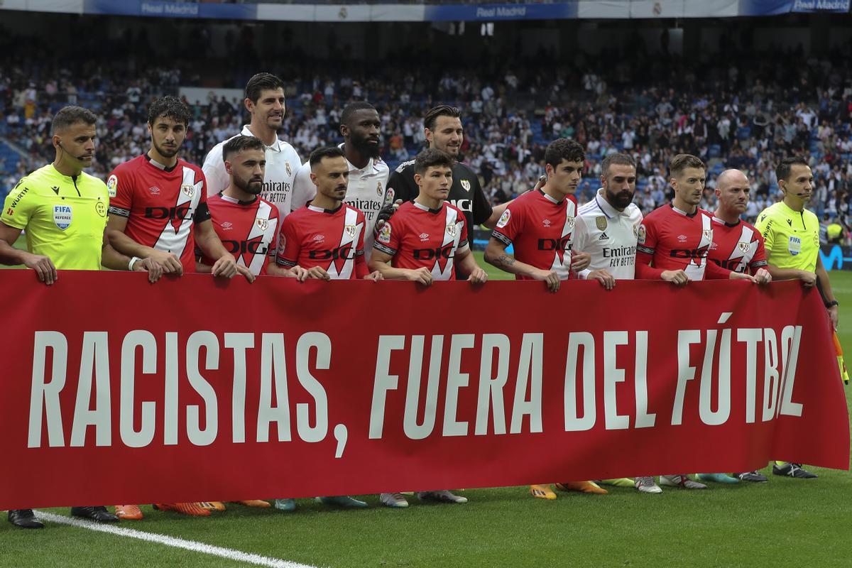 MADRID, 24/05/2023.- Jugadores sujetan una pancarta contra el racismo este miércoles, durante el partido de LaLiga Santander entre el Rayo Vallecano y el Real Madrid, en el estadio Santiago Bernabéu de Madrid. EFE/ Kiko Huesca