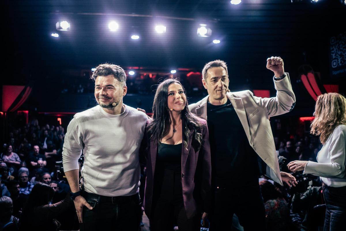 El portavoz de ERC en el Congreso, Gabriel Rufián;la periodista Sarah Santaolalla y el diputado de Más Madrid en la Asamblea, Emilio Delgado, durante un diálogo sobre el futuro  de la izquierda alternativa.