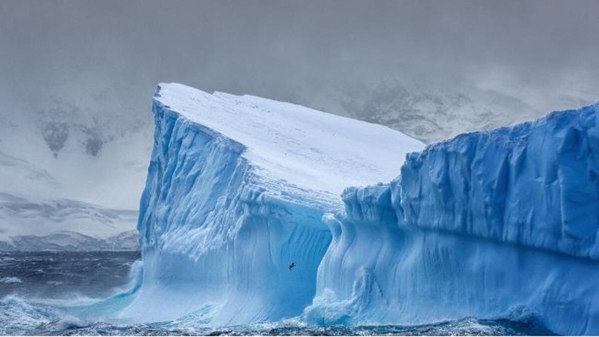 Bloque de hielo en la Antártida