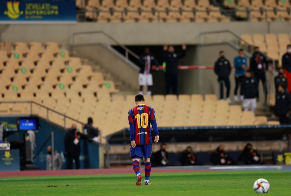 Messi abandona el estadio de La Cartuja tras ser expulsado.