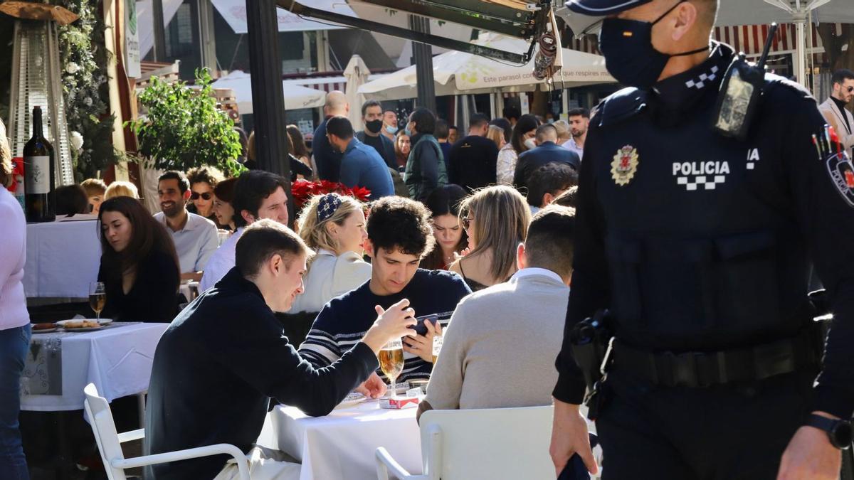 Los encuentros de las fiestas están suponiendo un aumento de contagios.  JUAN CARLOS CAVAL