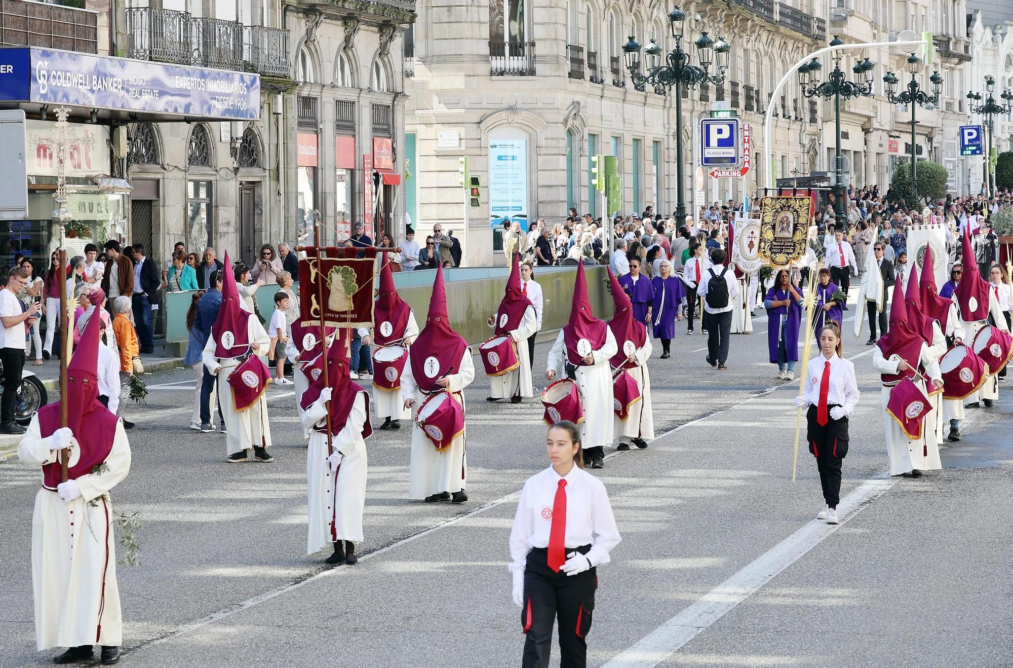 Cientos de fieles acompañan a la 'Borriquita' y bendicen sus ramos en Vigo