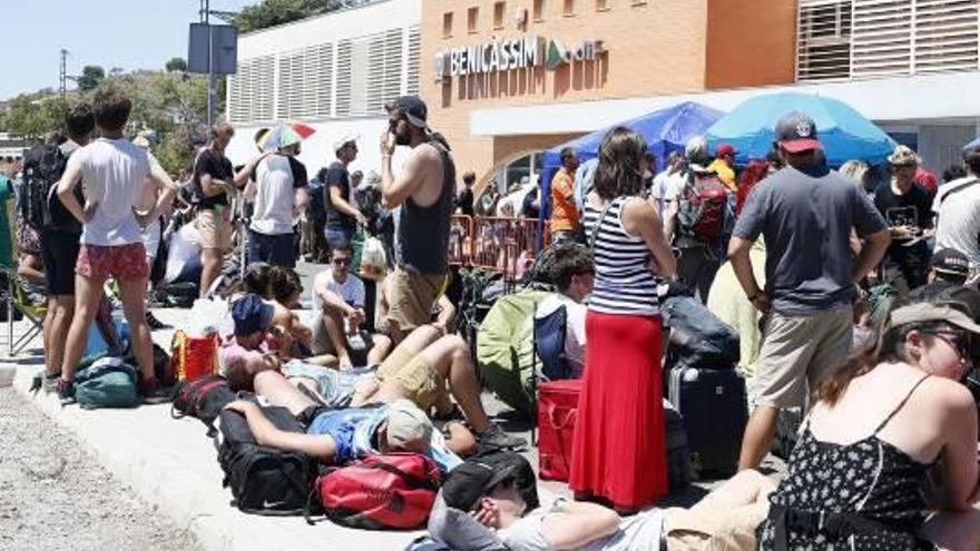 Los «fibers» abandonaron ayer los campings de Benicàssim y esperaron en la estación el tren para comenzar el viaje de retorno a casa.