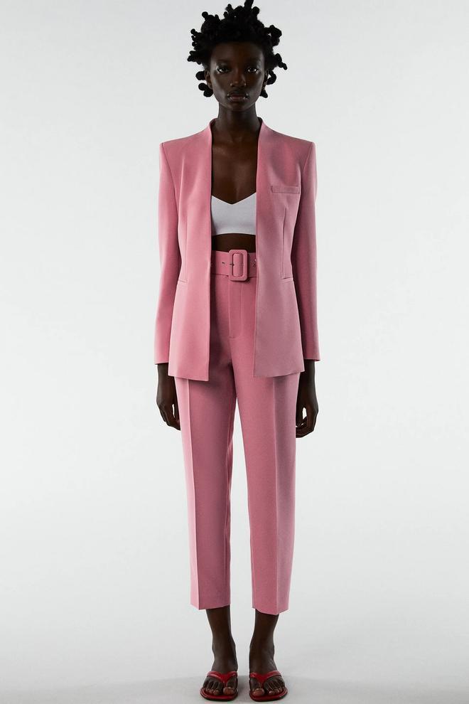 Traje rosa de blazer sin solapa y pantalón con cinturón, de Zara