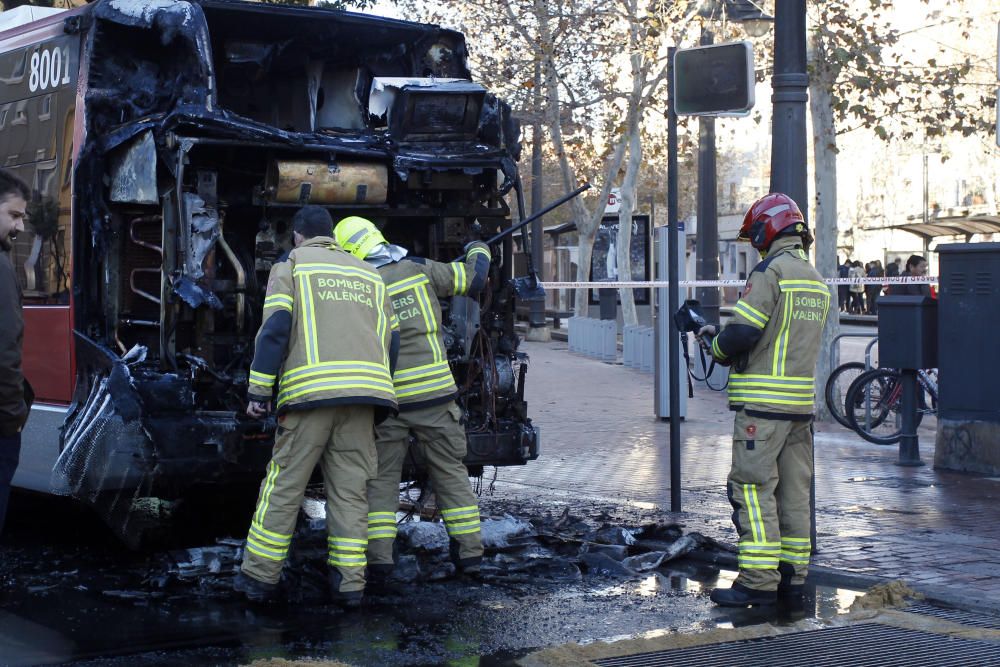 Un autobús de la EMT se incendia en Valencia