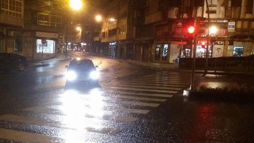 El centro urbano en la noche de ayer, al inicio de las precipitaciones. // Iñaki Osorio