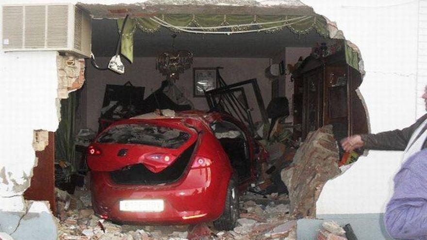 Un coche entra hasta el comedor de una casa