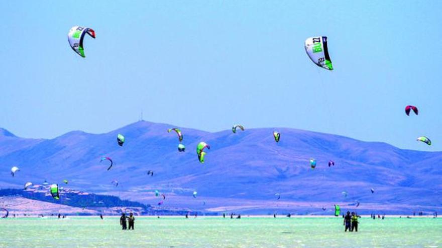 Aficionados a la práctica del kitesurf en una de las playas de Costa Calma. | andrea tiziano