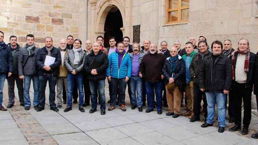 Los hermanos del coro de la Tercera Caída en el Seminario de San Atilano, donde realizan sus ensayos.