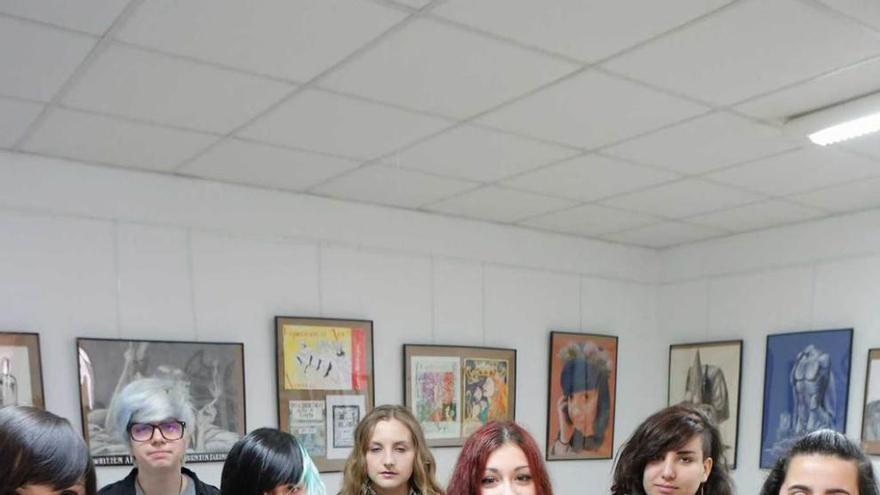 Por la izquierda, Michelle Brioso, Sofía García, Sara Rus, Paula González, Beatriz González, Nerea González y Aida de Luis, en la sala de exposiciones del IES Menéndez Pidal.