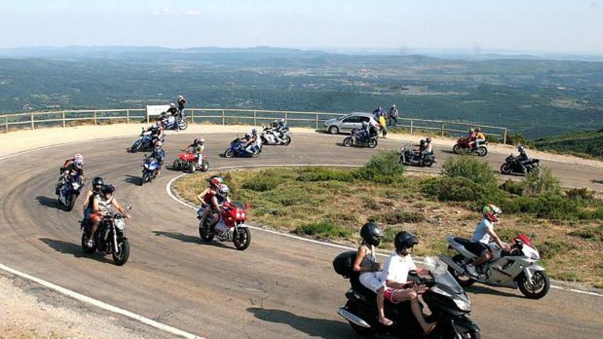 Imagen de una ruta turística en moto en España.