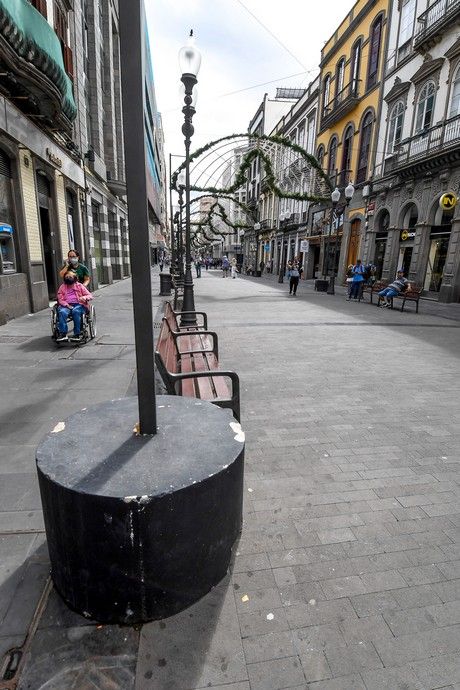 Colocado de alumbrado navideño en Triana