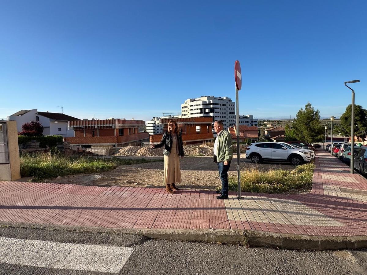 La concejal de Hacienda del Ayuntamiento de Teruel, Carmen Romero y el concejal de Barrios, Jesús Artigot, en una de las parcelas.