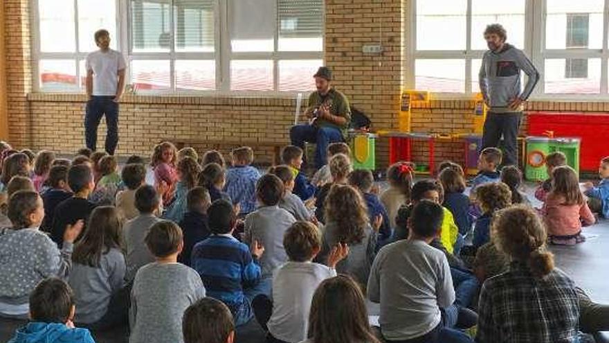 Actividad escolar con motivo del Día das Letras.  // FdV