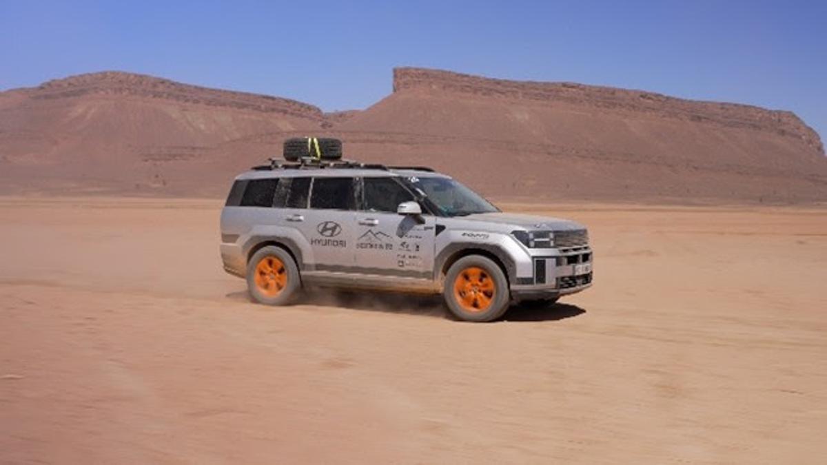 Coche de Hyundai por el desierto de Marruecos