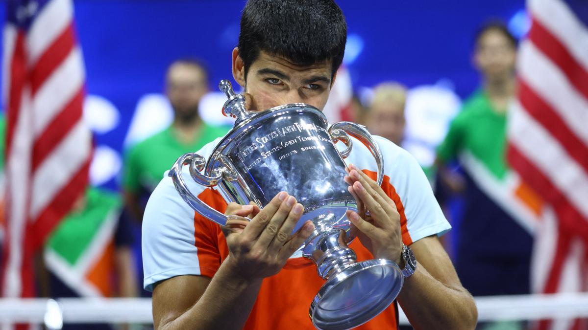 Alcaraz levanta la copa de campeón del US Open