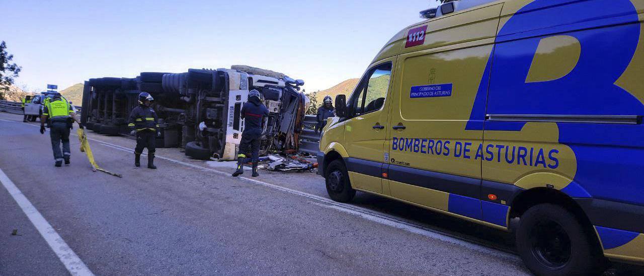 Zona del accidente, con el camión volcado.