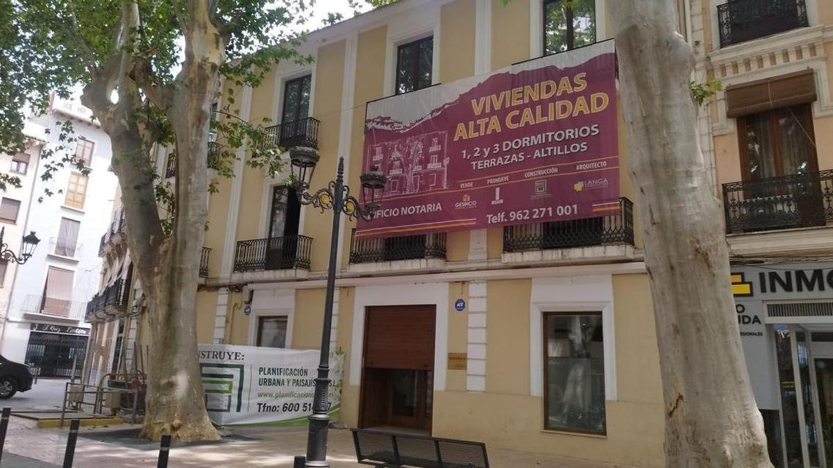 El edificio que se está rehabilitando en la plaza de la Bassa de Xàtiva.