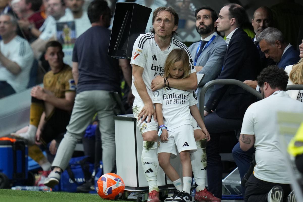Modric junto a su hija pequeña en su despedida Modric junto a su hija pequeña en su despedida