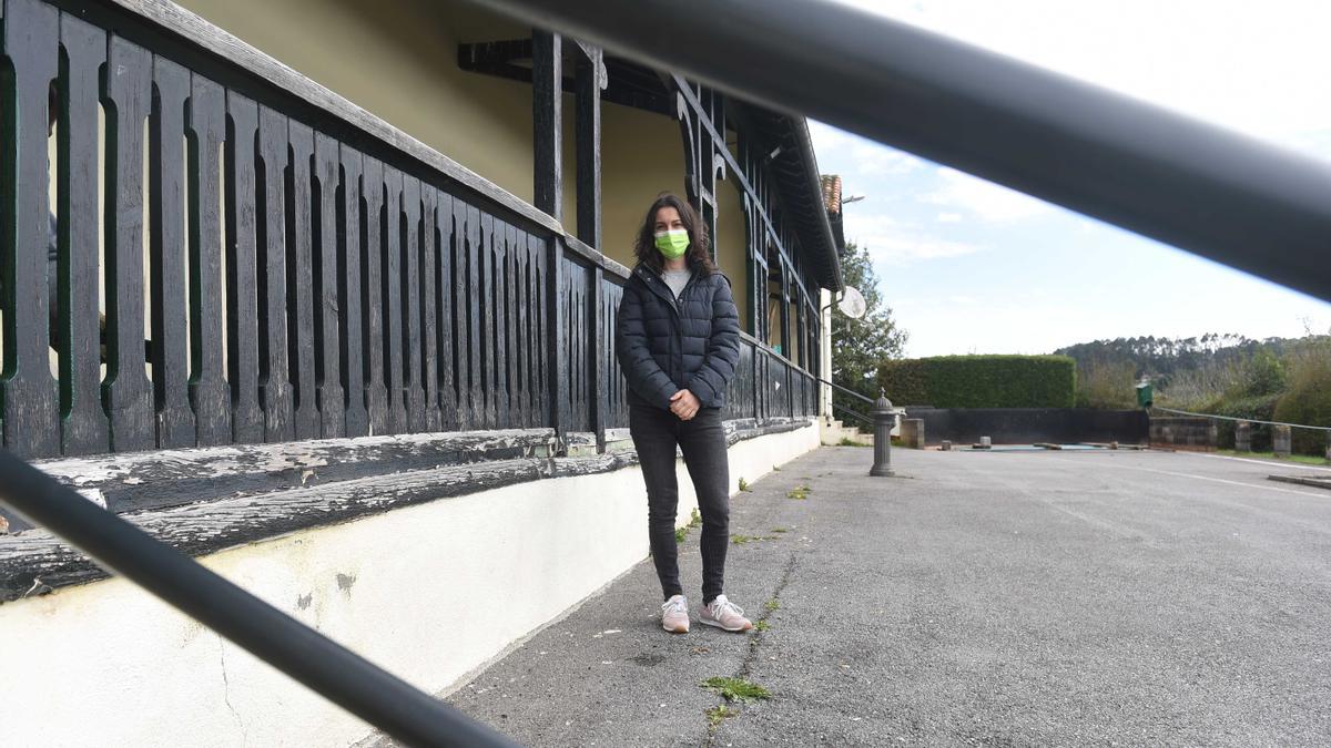 Aida Nuño, ante las escuelas de Pañeda.