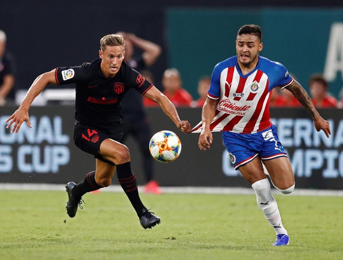 Arlington  United States   23 07 2019 - Alexis Vega  R  of Chivas de Guadalajara in action against Marcos Llorente  L  of Atletico de Madrid in the first half of International Champions Cup soccer match between Chivas de Guadalajara and Atletico de Madrid at Globe Life Park in Arlington  Texas  USA  23 July 2019   Estados Unidos  EFE EPA LARRY W  SMITH